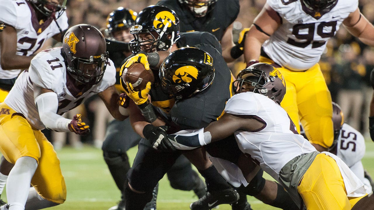 No. 5 Iowa holds off Minnesota for school's first 10-0 start